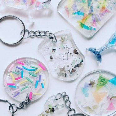 キラキラとうめいキーホルダーづくり